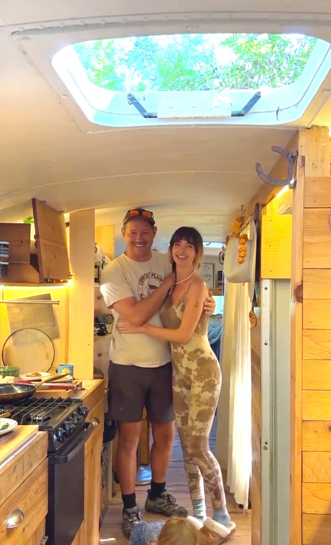 La Rue jatuh cinta dengan seorang pria yang bekerja di peternakan ibunya. Keduanya sempat menjalani kehidupan dengan berpetualangan di jalan, tinggal di dalam trailer.  Foto: Dok. Instagram Ride Or Dye