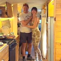 La Rue jatuh cinta dengan seorang pria yang bekerja di peternakan ibunya. Keduanya sempat menjalani kehidupan dengan berpetualangan di jalan, tinggal di dalam trailer.  Foto: Dok. Instagram Ride Or Dye