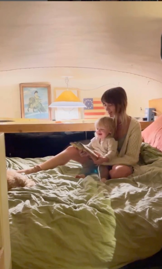 Dalam wawancara dengan LA Times, Laura La Rue meninggalkan kehidupan mewah dan menarik diri dari sorotan sejak beberapa tahun yang lalu. Sekarang, ia bersama bayinya dan pasangannya, tinggal di sebuah bus sekolah tua yang telah direnovasi. Foto: Dok. Instagram Ride Or Dye