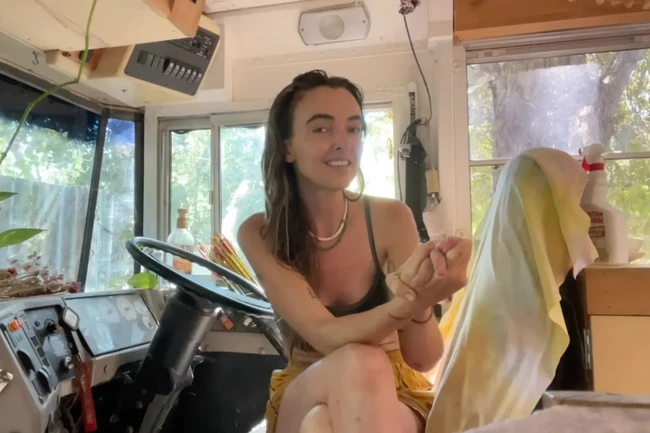 “Kebanyakan orang menikah, membeli rumah, dan punya anak. Ini yang saya inginkan — tempat yang aman di mana saya bisa mengundang orang dan menikmati kebutuhan pokok. Untungnya, cara saya hidup tidak membutuhkan banyak uang,” katanya kepada LA Times dalam sebuah wawancara baru-baru ini. Foto: Dok. Instagram Ride Or Dye