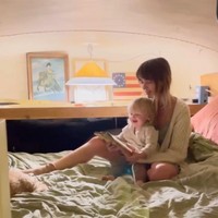 Dalam wawancara dengan LA Times, Laura La Rue meninggalkan kehidupan mewah dan menarik diri dari sorotan sejak beberapa tahun yang lalu. Sekarang, ia bersama bayinya dan pasangannya, tinggal di sebuah bus sekolah tua yang telah direnovasi. Foto: Dok. Instagram Ride Or Dye