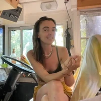 “Kebanyakan orang menikah, membeli rumah, dan punya anak. Ini yang saya inginkan — tempat yang aman di mana saya bisa mengundang orang dan menikmati kebutuhan pokok. Untungnya, cara saya hidup tidak membutuhkan banyak uang,” katanya kepada LA Times dalam sebuah wawancara baru-baru ini. Foto: Dok. Instagram Ride Or Dye