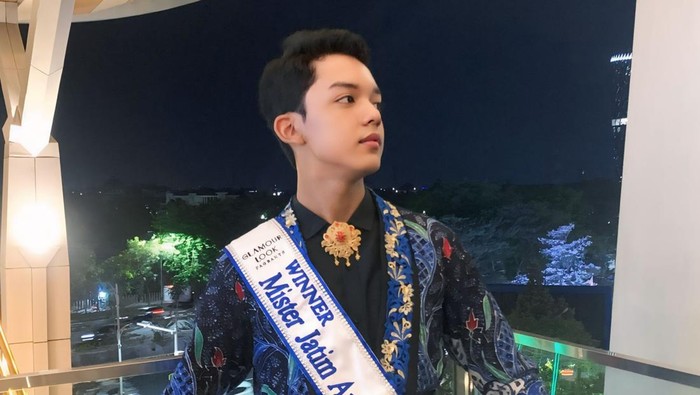 Lazaro Deven Aryaga, siswa kelas 11 SMAN 1 Sidoarjo menjadi juara Mister Jatim Ambassador 2024.