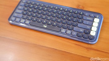 Keyboard Pop Icon Keys menawarkan kenyamanan mengetik dengan tombol low-profile yang responsif dan senyap. Desainnya yang ramping dan pilihan warna yang beragam menambah sentuhan personal pada meja kerja Anda. Foto: Adi Fida Rahman/detikINET