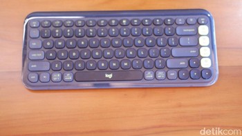 Pop Icon Keys tersedia dalam berbagai warna menarik seperti rose/off-white, orange/off-white, graphite/green, lilac/off-white, dan graphite/off-white. Foto: Adi Fida Rahman/detikINET