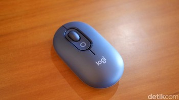 Pop Mouse melengkapi Pop Icon Keys dengan desain yang compact dan ergonomis. Foto: Adi Fida Rahman/detikINET