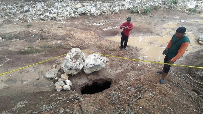 Lubang di Sungai Kalisat Blitar yang mengering diduga karena penemuan lubang