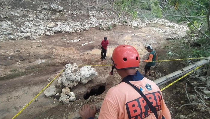 Lubang di Sungai Kalisat Blitar yang mengering diduga karena penemuan lubang