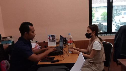 Mahasiswi mencuri handphone milik rekannya diamankan di kantor polisi, Selasa (5/11/2024). Foto: Istimewa.