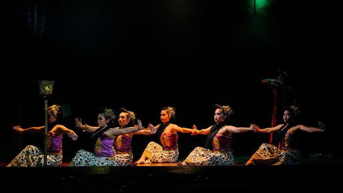 Svadara Warna Indonesia melangsungkan pertunjukan yang mengangkat kesenian Ronggeng Gunung pada 3 Maret 2024 di Gedung Pertunjukan Wayang Orang Baratha. Pertunjukan ini menjadi titik persinggahan keempat dari persembahan #GIK1Dekade: Kado Untuk Sanggar.