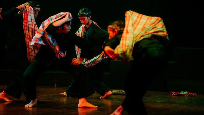 Svadara Warna Indonesia melangsungkan pertunjukan yang mengangkat kesenian Ronggeng Gunung pada 3 Maret 2024 di Gedung Pertunjukan Wayang Orang Baratha. Pertunjukan ini menjadi titik persinggahan keempat dari persembahan #GIK1Dekade: Kado Untuk Sanggar.