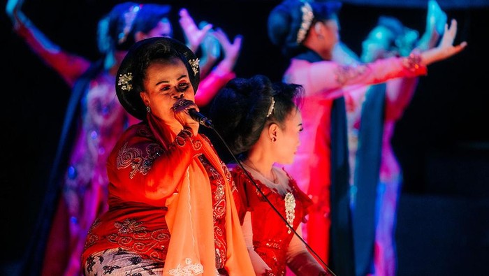 Svadara Warna Indonesia melangsungkan pertunjukan yang mengangkat kesenian Ronggeng Gunung pada 3 Maret 2024 di Gedung Pertunjukan Wayang Orang Baratha. Pertunjukan ini menjadi titik persinggahan keempat dari persembahan #GIK1Dekade: Kado Untuk Sanggar.