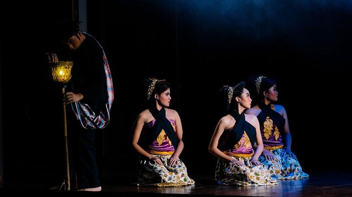 Svadara Warna Indonesia melangsungkan pertunjukan yang mengangkat kesenian Ronggeng Gunung pada 3 Maret 2024 di Gedung Pertunjukan Wayang Orang Baratha. Pertunjukan ini menjadi titik persinggahan keempat dari persembahan #GIK1Dekade: Kado Untuk Sanggar.