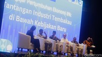 Hadir dalam diskusi tersebut (kiri-kanan) Sekjen DPN Asosiasi Petani Tembakau Indonesia (APTI), Ketum Federasi Serikat Pekerja Rokok Tembakau Makanan Minuman SPSI (FSP RTMM-SPSI) Sudarto AS, Ketua Umum Kadin Jawa Timur Adik Dwi Putranto, Sekjen Asosiasi Pedagang Pasar Seluruh Indonesia (APPSI) Mujiburrohman dan Kepala Center of Industry, Trade, Investment INDEF Andry Satrio Nugroho.  