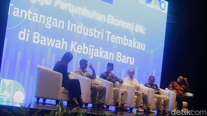 Membedah Aturan Tembakau Kemasan Polos di Mata Pengusaha Rancangan Peraturan Menteri Kesehatan (RPMK) tentang Kesehatan dikritik karena dinilai menimbulkan keresahan di kalangan Industri. Hal itu dibahas dalam detikcom Leaders Forum.