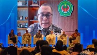 Sekretaris Jenderal Asosiasi Petani Tembakau Indonesia (APTI) Kusnasi Mudi berpendapat kebijakan penyeragaman kemasan rokok tanpa identitas merek ini disusun merujuk atau mengikuti aturan serupa yang sudah berlaku di negara lain, semisal Singapura dan Australia. Namun kebijakan ini dinilai tidak cocok untuk diterapkan di Indonesia.  