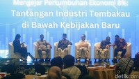 Para pembicara memberikan pendapatnya dalam diskusi detikcom Leaders Forum Mengejar Pertumbuhan Ekonom 8%: Tantangan Industri Tembakau di Bawah Kebijakan Baru di Jakarta, Selasa (5/11/2024).   