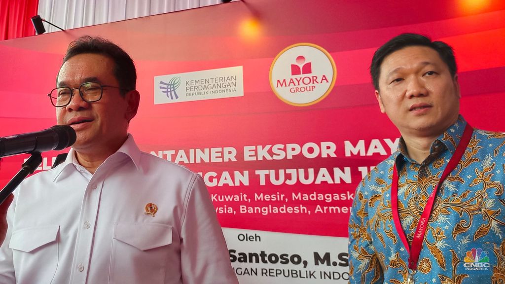 Mendag Budi Santoso (kiri) didampingi Direktur Utama Mayora Group Andre Sukendra Atmadja (kanan) saat ditemui dalam kegiatan peluncuran kontainer ekspor ke-400 ribu Mayora Group di Cikupa, Tangerang, Banten, Selasa (5/11/2024). (CNBC Indonesia/Martya Sari)