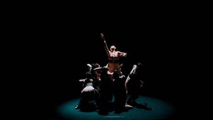 Prosesi ritual yang paling dikenal dalam upacara ini adalah doa selamat dan mandi tujuh bulan. Mandi tujuh bulan kemudian dipresentasikan ke dalam bentuk koreografi tari oleh Sanggar Seni Rasi.
