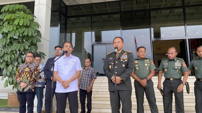 Menhut Raja Juli dan Panglima TNI Jenderal Agus Subiyanto (Devi/detikcom)