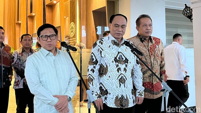 Menko Pemberdayaan Masyarakat Cak Imin bersama Menteri Koperasi Budi Arie Setiadi rapat bersama di Kemenko Pemberdayaan Masyarakat, Jakarta Pusat, Selasa (5/11/2024). Foto: Anggi/detikcom