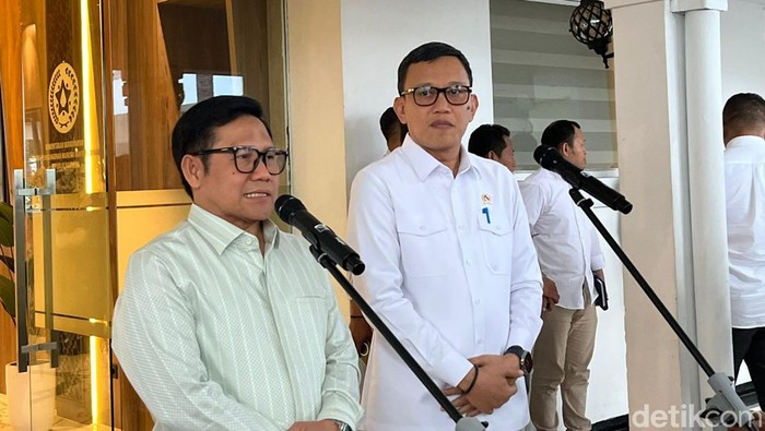 Menko Pemberdayaan Masyarakat Muhaimin Iskandar (Cak Imin) rapat bareng Menteri Perlindungan Pekerja Migran Indonesia (PPMI) Abdul Kadir Karding. (Anggi M/detikcom)
