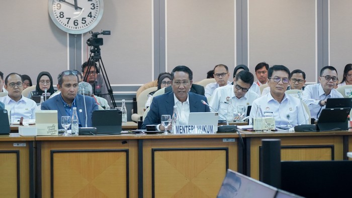 Menteri Hukum, Supratman, menghadiri Rapat Kerja (Raker) bersama Komisi XIII Dewan Perwakilan Rakyat (DPR) Republik Indonesia, Senin (4/11).