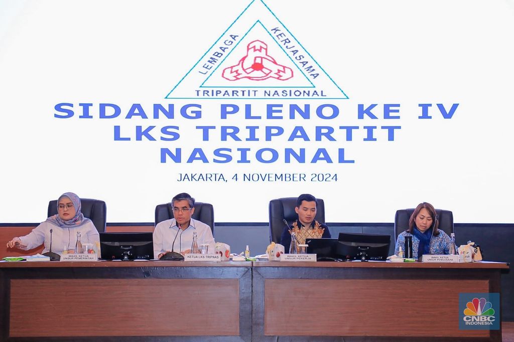 Menteri Ketenagakerjaan Yassierli, selaku Ketua Lembaga Kerja Sama (LKS) Tripartit Nasional memimpin Sidang Pleno IV LKS Tripartit Nasional, Senin (4/11/2024), dok. Kemnker