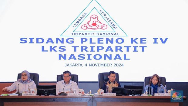 Menteri Ketenagakerjaan Yassierli, selaku Ketua Lembaga Kerja Sama (LKS) Tripartit Nasional memimpin Sidang Pleno IV LKS Tripartit Nasional, Senin (4/11/2024), dok. Kemnker