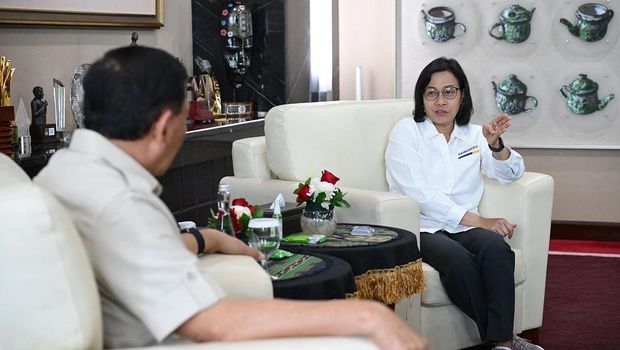 Menteri Keuangan, Sri Mulyani Indrawati menerima kunjungan Menteri Pertahanan (Menhan) Sjafrie Sjamsoeddin di Kantor Kementerian Keuangan, Jakarta, Senin, (4/11/2024). (Instagram @smindrawati)