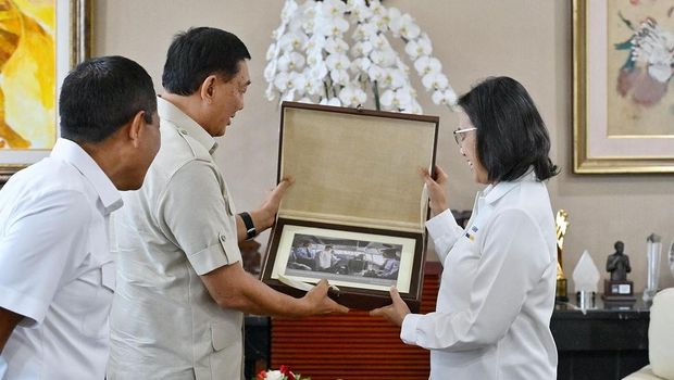 Menteri Keuangan, Sri Mulyani Indrawati menerima kunjungan Menteri Pertahanan (Menhan) Sjafrie Sjamsoeddin di Kantor Kementerian Keuangan, Jakarta, Senin, (4/11/2024). (Instagram @smindrawati)