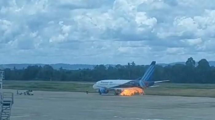 Mesin pesawat Trigana Air di Bandara Sentani Jayapura memercikkan api.