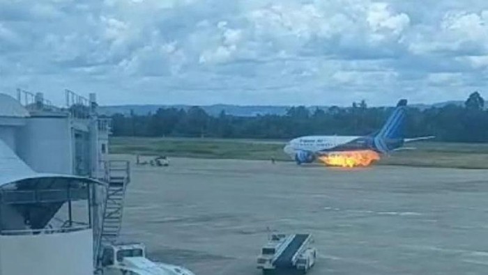Mesin pesawat Trigana Air mengeluarkan api di Bandara Sentani.