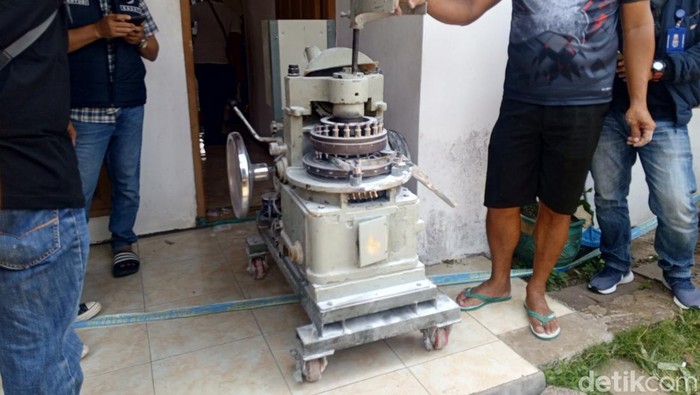 Mesin produksi jutaan obat terlarang di salah satu rumah di Sumedang.