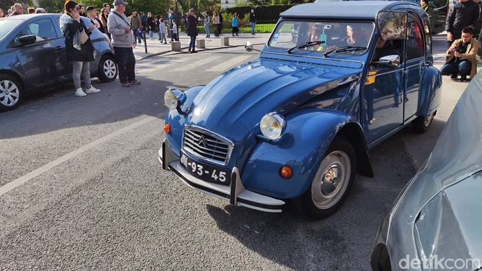 Mobil klasik Citroen 2CV seliweran di jalanan Paris, Prancis.