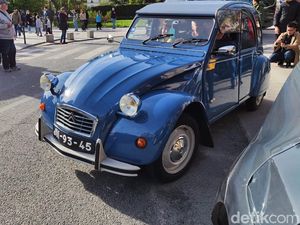 Mobil Klasik Citroen 2CV Masih Memukau di Jalanan Paris