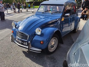 Mobil Klasik Citroen 2CV Masih Memukau di Jalanan Paris