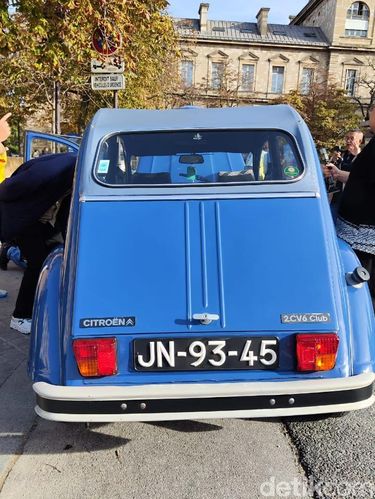 Mobil klasik Citroen 2CV seliweran di jalanan Paris, Prancis.