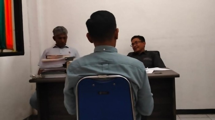 Naufar Furqony Farinduan saat hadiri klarifikasi di Kantor Bawaslu Lombok Barat, Senin (4/11/2024) kemarin. (Bawaslu Lombok Barat)