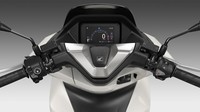 Nah, yang menarik, area setang yang biasanya telanjang mirip setang motor sport, kini menggunakan cover seperti Honda Forza. Ini tentunya menghilangkan identitas Honda PCX yang sebelumnya selalu menggunakan setang model telanjang. Cover setang PCX 125 2025 ini menggunakan paduan warna hitam dan silver. Foto: Dok. Honda