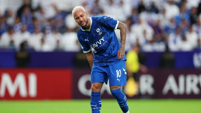 RIYADH, SAUDI ARABIA - NOVEMBER 04: Neymar of Al-Hilal reacts after an injury during the AFC Champions League Elite match between Al-Hilal and Esteghlal at Kingdom Arena on November 04, 2024 in Riyadh, Saudi Arabia. (Photo by Yasser Bakhsh/Getty Images)