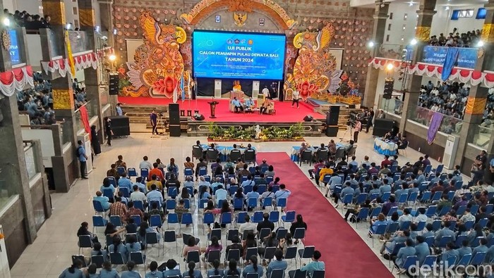 Paslon gubernur dan wakil gubernur Bali nomor urut 1 Made Muliawan Arya-Putu Agus Suradnyana mengikuti uji publik di Undiksha Selasa (5/11/2024). (Made Wijaya Kusuma)