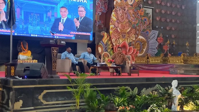 Paslon gubernur dan wakil gubernur Bali nomor urut 1, Made Muliawan Arya-Putu Agus Suradnyana (Mulia-PAS), mengikuti uji publik di Undiksha, Selasa (5/11/2024). (Wijaya Kusuma/detikBali)