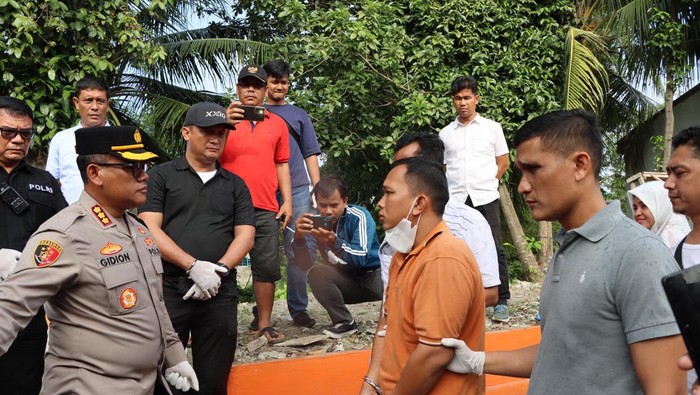 Pelaku begal saat dibawa petugas kepolisian untuk pengembangan.
