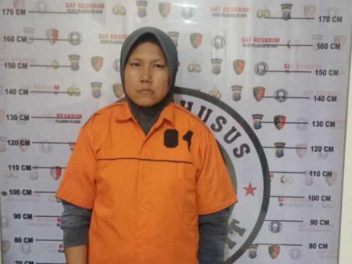 Pelaku saat diamankan di kantor polisi. (dok. Istimewa)