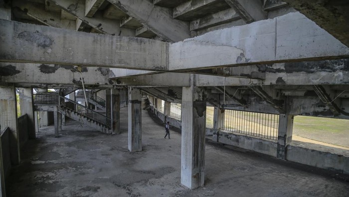 Pembangunan stadion Barombong yang mangkrak rencana dilanjutkan Foto udara kondisi stadion Barombong yang terbengkalai di Makassar, Sulawesi Selatan, Selasa (5/11/2024).Pemprov Sulsel mewacanakan kembali pembangunan Stadion Barombong setelah 13 tahun mangkrak dan meminta PT Gowa Makassar Tourism Development (GMTD) segera menyelesaikan kewajiban hibah lahan stadion seluas 3,35 hektare sehingga proses pembangunan Stadion Barombong dapat berjalan lancar sesuai rencana. ANTARA FOTO/Andri Saputra/foc.