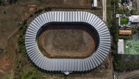 Foto udara kondisi stadion Barombong yang terbengkalai di Makassar, Sulawesi Selatan, Selasa (5/11/2024).  