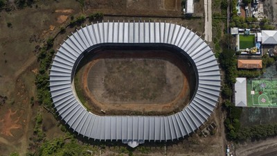 Foto Udara Stadion Barombong yang Mangkrak 13 Tahun