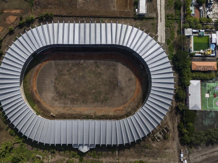 Foto udara kondisi stadion Barombong yang terbengkalai di Makassar, Sulawesi Selatan, Selasa (5/11/2024).Pemprov Sulsel mewacanakan kembali pembangunan Stadion Barombong setelah 13 tahun mangkrak dan meminta PT Gowa Makassar Tourism Development (GMTD) segera menyelesaikan kewajiban hibah lahan stadion seluas 3,35 hektare sehingga proses pembangunan Stadion Barombong dapat berjalan lancar sesuai rencana. ANTARA FOTO/Andri Saputra/foc.