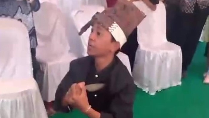 Pemuda R (19) di Gowa, Sulsel, saat mempersembahkan penampilan adat angngaru pada hajatan pernikahan.